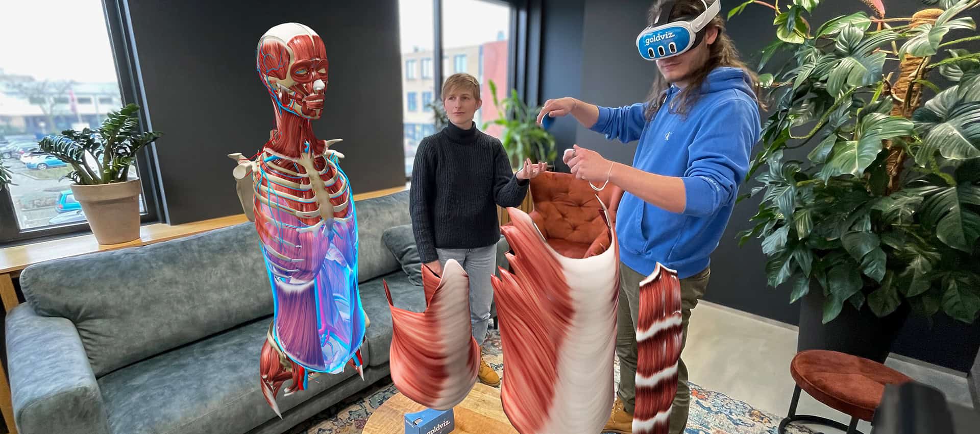 Twee leerlingen ontleden het menselijke lichaam in de Anatomie VR Training. Verbeterd Licentie Model.